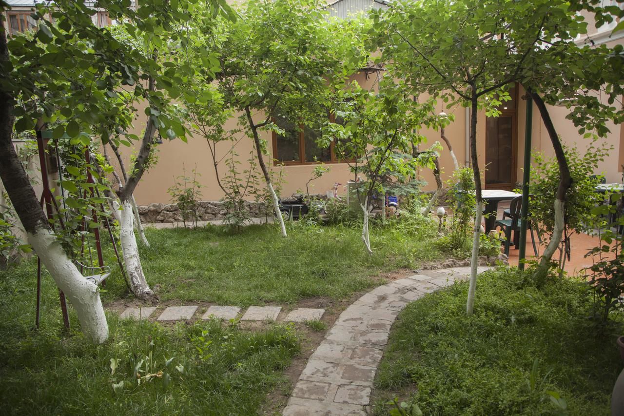 Отель Hin Yerevantsi Hotel Ереван-16