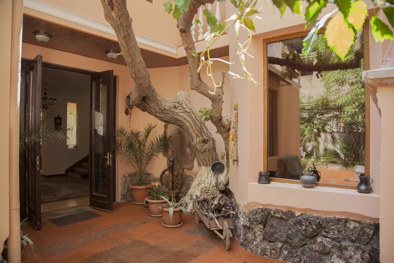 Отель Hin Yerevantsi Hotel Ереван-24