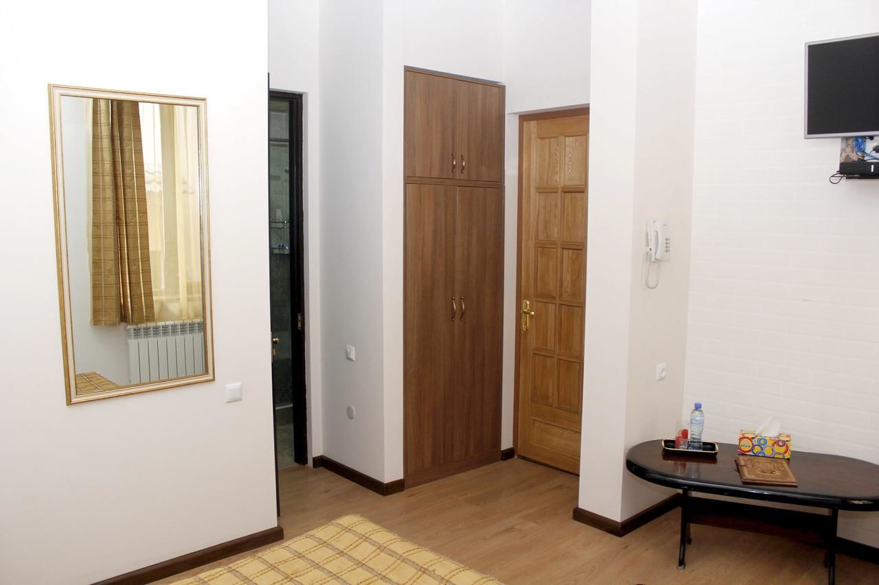 Отель Hin Yerevantsi Hotel Ереван-9
