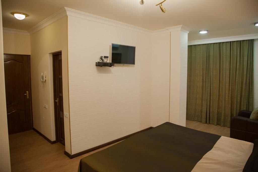 Отель Hin Yerevantsi Hotel Ереван