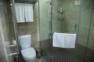 Отель Hin Yerevantsi Hotel Ереван Двухместный номер с 1 кроватью и балконом-3