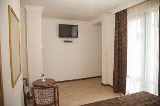 Отель Hin Yerevantsi Hotel Ереван Двухместный номер с 1 кроватью и балконом-5