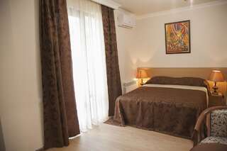 Отель Hin Yerevantsi Hotel Ереван Двухместный номер с 1 кроватью и балконом-6