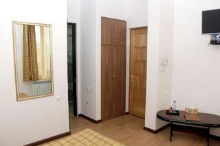 Отель Hin Yerevantsi Hotel Ереван Двухместный номер эконом-класса с 1 кроватью-5