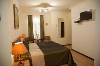 Отель Hin Yerevantsi Hotel Ереван Трехместный номер с балконом-1