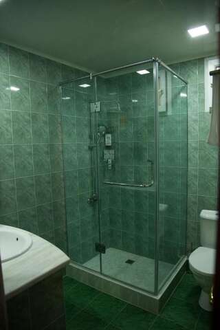 Отель Hin Yerevantsi Hotel Ереван Трехместный номер с балконом-7