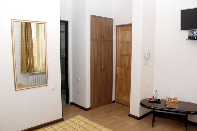 Отель Hin Yerevantsi Hotel Ереван-8
